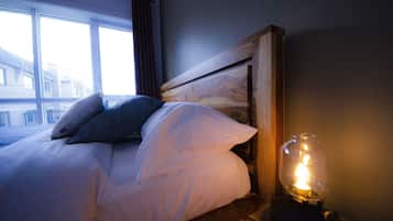 2 bedrooms, desk, iron/ironing board, travel crib