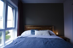 2 Schlafzimmer, Schreibtisch, Bügeleisen/Bügelbrett, Reisekinderbett