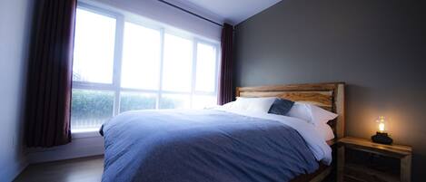 2 slaapkamers, een bureau, een strijkplank/strijkijzer, reisbedje