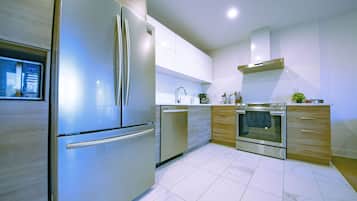 Réfrigérateur, four à micro-ondes, un four, surface de cuisson