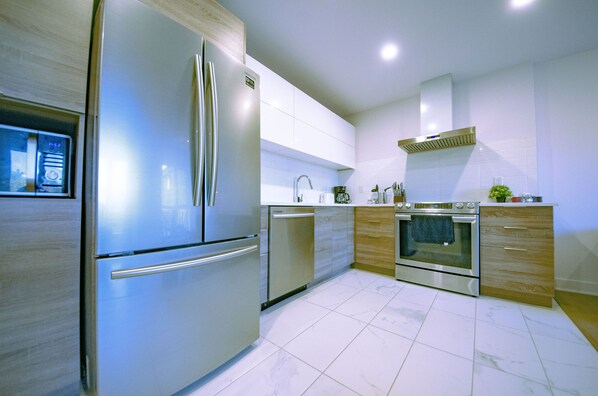 冷蔵庫、電子レンジ、オーブン、コンロ