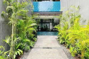 Property grounds - Deluxe Studio Suite in new Celebrity designed  Building, 2 blocks from beach. (Playa del Carmen)