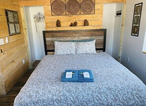 2 bedrooms, desk, WiFi, bed sheets