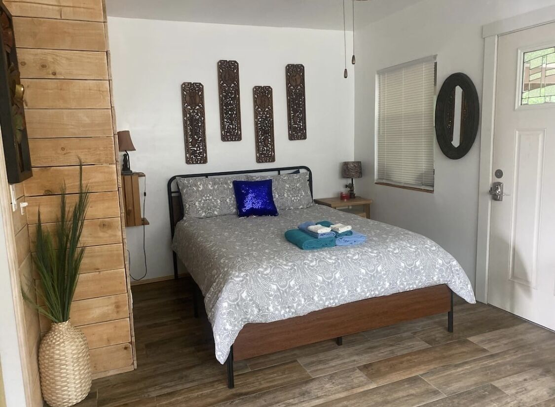 2 bedrooms, desk, WiFi, bed sheets