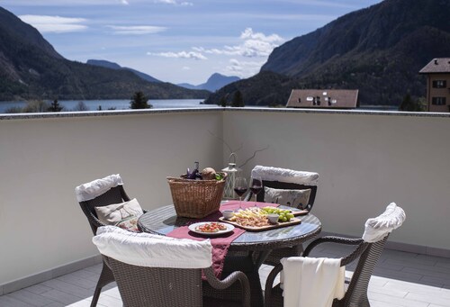 Penthouse with lake and mountain views in Molveno