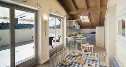 Penthouse with lake and mountain views in Molveno