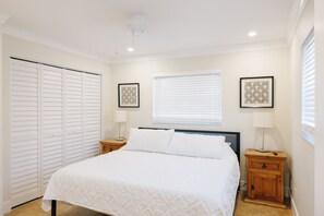 3 bedrooms, desk, iron/ironing board, travel crib