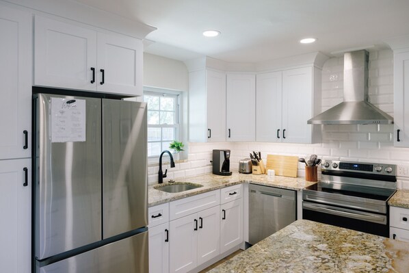 冷蔵庫、電子レンジ、オーブン、コンロ