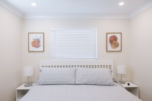 3 室のベッドルーム、デスク、アイロン / アイロン台、旅行用ベビーベッド