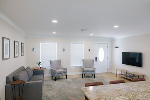 スマートテレビ、書庫、PC モニター