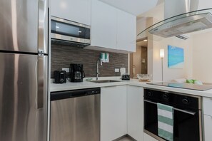 Een koelkast, een oven, een kookplaat, een vaatwasser