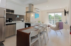 Kylskåp, ugn, spishäll och diskmaskin