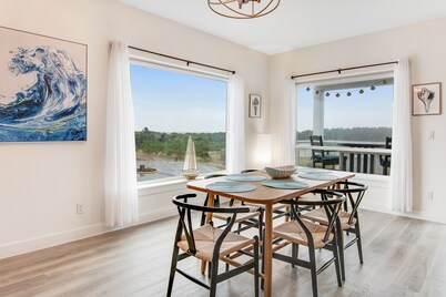 3rd-floor dog-friendly condo close to the beach with pool, hot tub, beach access