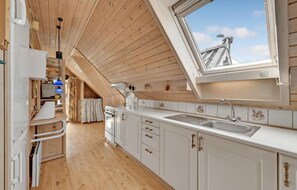 Kühlschrank, Mikrowelle, Herdplatte, Wasserkocher mit Kaffee-/Teezubehör