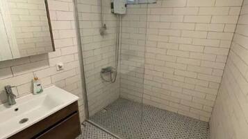 Bañera con ducha, secador de pelo, toallas, jabón