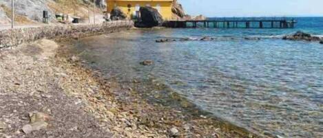 بالقرب من الشاطئ