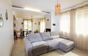 Smart TV, fireplace, stereo