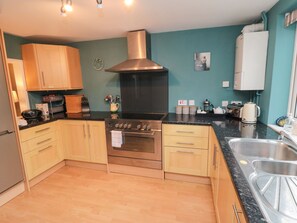 Fridge, dishwasher, electric kettle, toaster - Robin Cottage (Pickering)