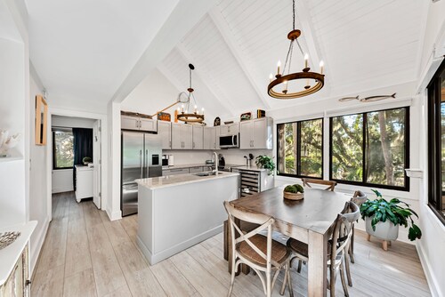 3BR/2BA Cottage! Close to beach! Golf Course Views! Dog Friendly! Amenity access included!
