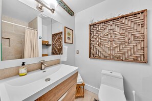 Combined shower/bathtub, hair dryer, towels - 3BR/2BA Cottage! Close to beach! Golf Course Views! Dog Friendly! Amenity access included! (Seabrook Island)