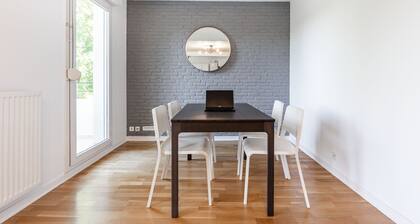 3BR Appartment: Garden View, Prem Amenities, Free Parking - 10 Min to Central