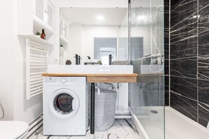 Baignoire, articles de toilette gratuits, peignoirs, serviettes fournies