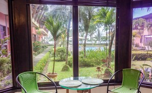 Apartemen Superior | Area keluarga | Televisi layar datar 52-inci dengan saluran TV kabel dan TV