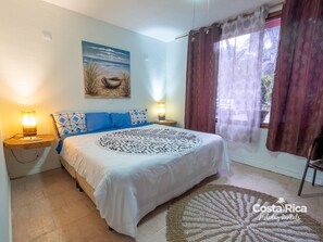 1 soverom, individuelt innredet og skrivebord for bærbar PC