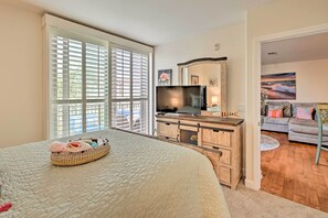 2 bedrooms, desk, iron/ironing board, travel cot - Breezy Oceanside Condo < 1/2 Mi to Beach! (Oceanside)