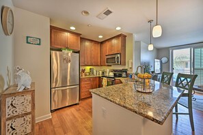 Geladeira, micro-ondas, cooktop, lava-louças