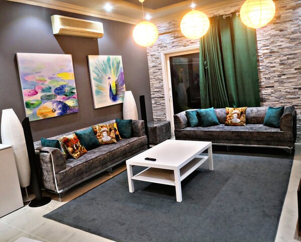 Smart TV, videojuegos, reproductor de DVD y estéreo 