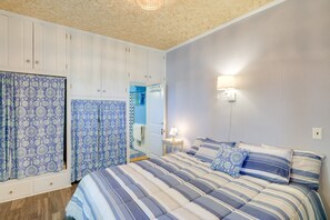 4 bedrooms, free Internet, bed sheets