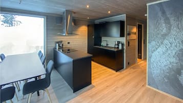 Kühlschrank, Geschirrspüler, Wasserkocher mit Kaffee-/Teezubehör