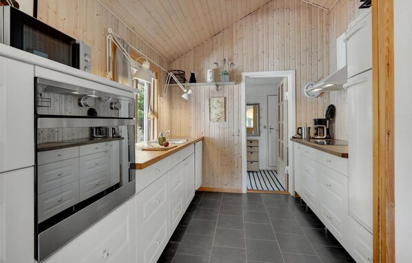 ثلاجة، فرن، موقد طهي مسطح، غسالة أطباق