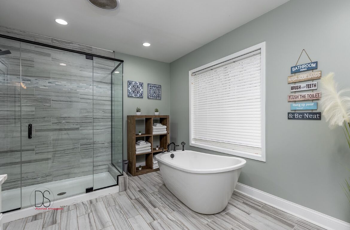 Combined shower/tub, towels, toilet paper