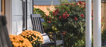 Charming 3 bdrm wine country "farmhouse" . Newly remodeled in downtown Carlton