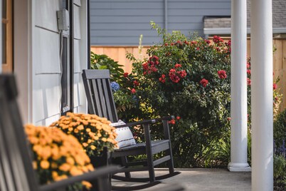 Charming 3 bdrm wine country "farmhouse" . Newly remodeled in downtown Carlton