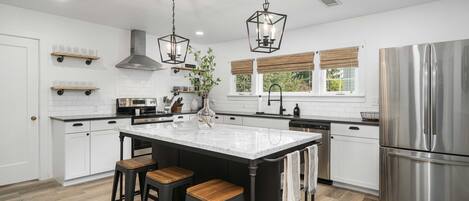 Frigorifero, microonde, forno, piano cottura