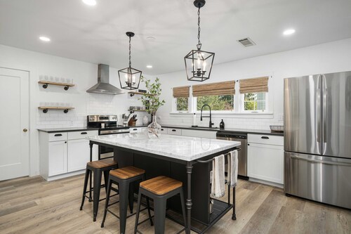 Charming 3 bdrm wine country "farmhouse" . Newly remodeled in downtown Carlton