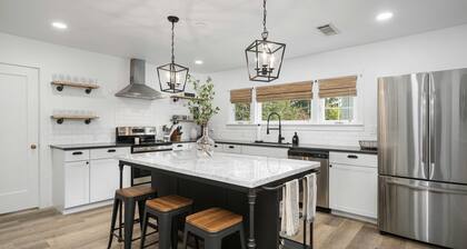 Charming 3 bdrm wine country "farmhouse" . Newly remodeled in downtown Carlton
