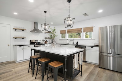 Charming 3 bdrm wine country "farmhouse" . Newly remodeled in downtown Carlton