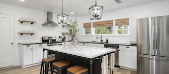 Charming 3 bdrm wine country "farmhouse" . Newly remodeled in downtown Carlton