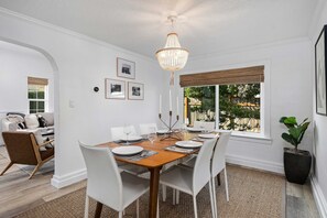 Dining - Charming 3 bdrm wine country "farmhouse" . Newly remodeled in downtown Carlton (carlton)