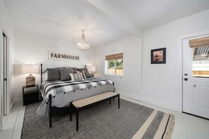 3 habitaciones, escritorio y tabla de planchar con plancha