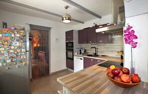 Fridge, oven, stovetop, dishwasher - Lovely home in Cheval-Blanc (Cheval-Blanc)