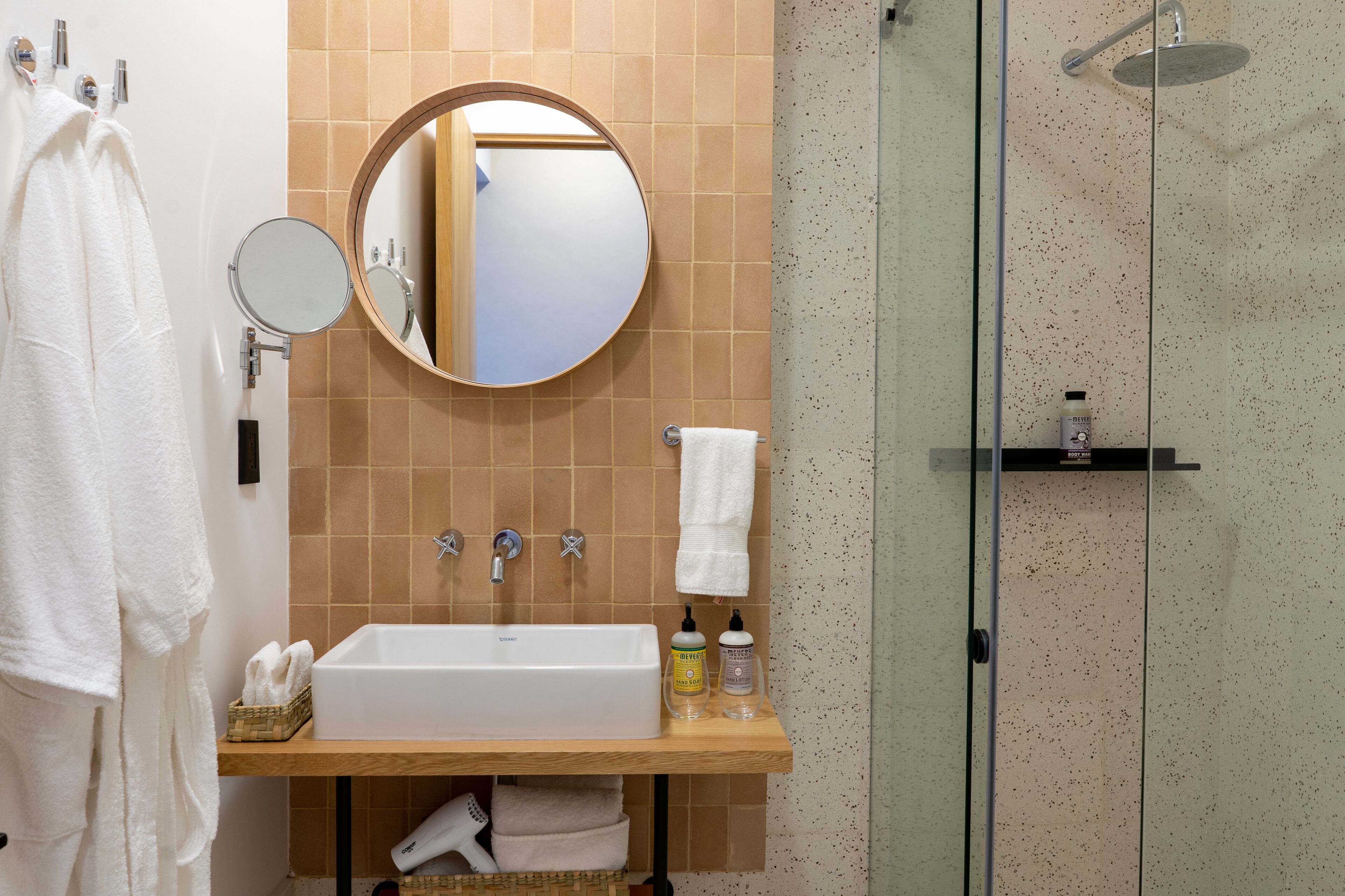 Une salle de bain avec une baignoire, un lavabo, un miroir et une douche.