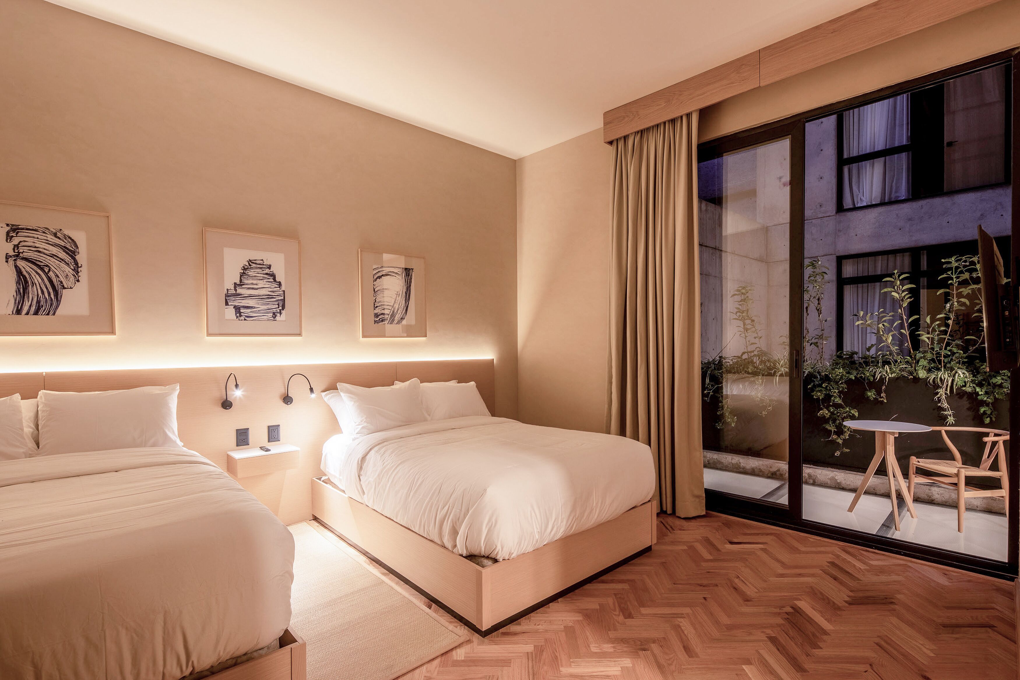 Luxe beddengoed, donsdekens, een kluis op de kamer, een laptopwerkplek