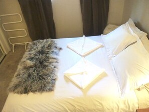 3 bedrooms, desk, iron/ironing board, WiFi