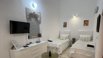 2 habitaciones, escritorio, tabla de planchar con plancha y wifi gratis