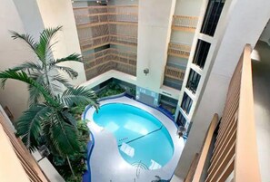 من حمّامات السباحة المغطاة، حمّام سباحة خارجي